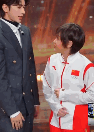 奧運冠軍張家齊合影眾明星 蔡徐坤主動彎腰親和力十足