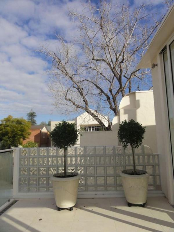 日本住宅的院子,圍牆愛用玻璃板,表面漂亮實際沒國內紅磚牆結實 日本住宅的院子,圍牆愛用玻璃板,表面漂亮實際沒國內紅磚牆結實