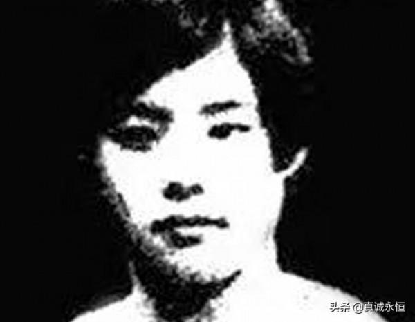 敵人把她吊在樹上當成活靶子，她被敵人一槍一槍，殘忍地殺害了