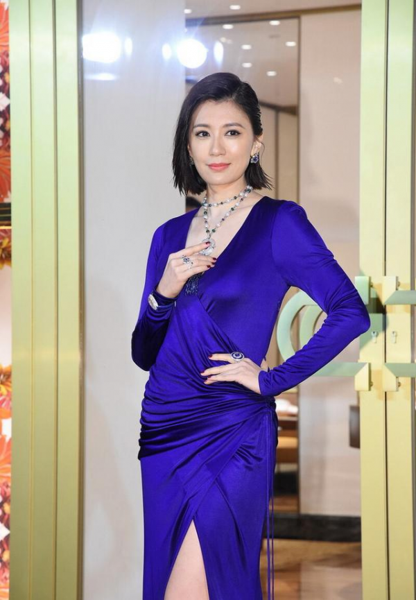 賈靜雯雖然臉上沒肉,但身上卻挺飽滿的,一身克萊因藍有氣質 賈靜雯雖然臉上沒肉,但身上卻挺飽滿的,一身克萊因藍有氣質