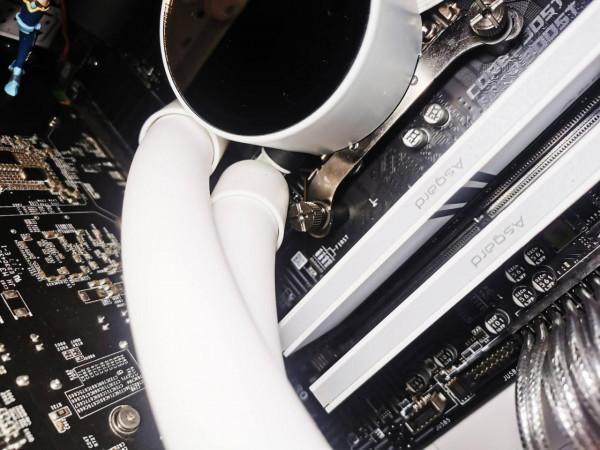 產品更新還真快,連水冷管都帶RGB光,炫彩機箱更添新裝 產品更新還真快,連水冷管都帶RGB光,炫彩機箱更添新裝