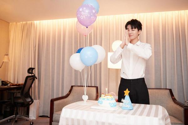 王俊凱氣質真挺好，簡約黑白穿搭難掩帥氣值，好似“小說男主角”