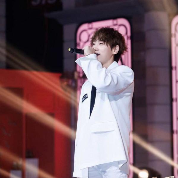 4年前的“快男冠軍”魏巡，曾被債主追到決賽，現在過得怎樣了？