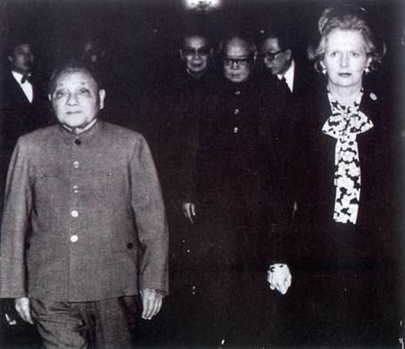 1984年全國兩會期間，鄧小平叫住準備退場的記者：你們給我闢個謠