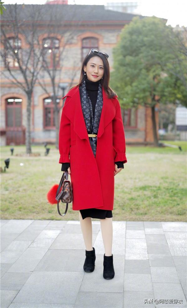 2021秋冬又火了一條裙子叫“針織裙”，洋氣顯瘦，配大衣穿就很美