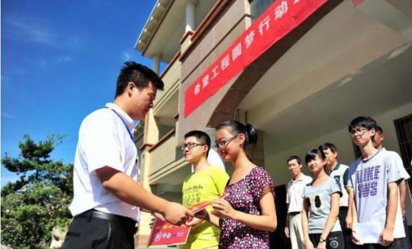 貧困生花2500買鞋被取消助學金，發文表示委屈，卻並未得到同情