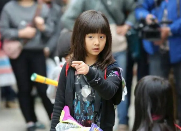 黃多多16歲生日照曝光！戴大金耳環十分貴氣，眼睛下貼一排水鑽