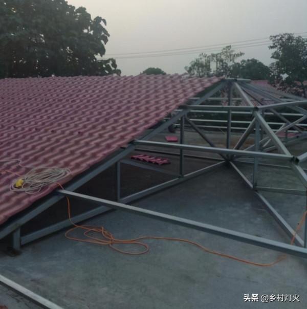 許多農戶把原來的小青瓦換成現在的樹脂瓦，樹脂瓦比小青瓦好嗎？