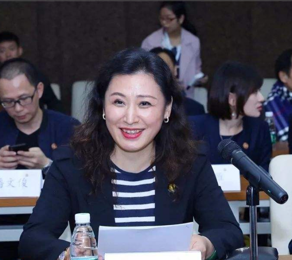 姜虹：中國最美女校長，39歲任教授，49歲當大學校長，深受愛戴