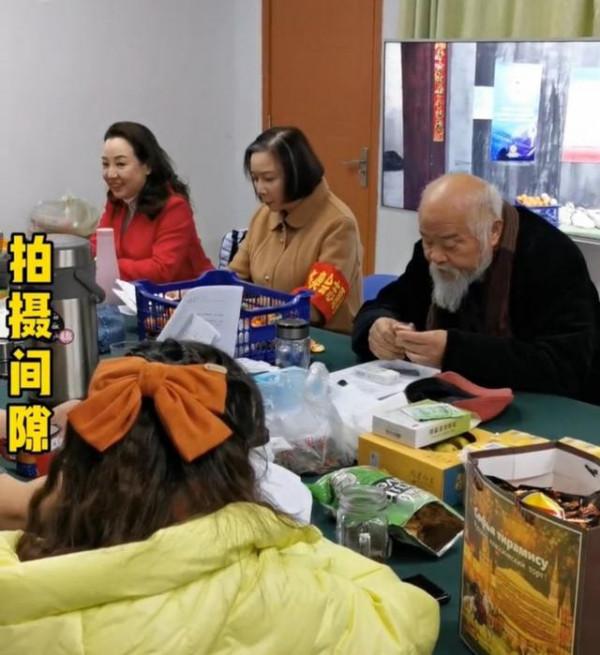 在後臺排練的蔡明，白頭髮不染還禿頂素顏蠟黃黃的，這才真實