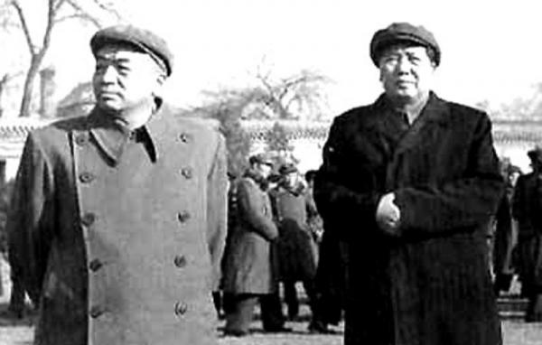 年長毛澤東4歲的同學來京,剛見面毛主席就叫他“叔祖父”,並親自為其夾菜 年長毛澤東4歲的同學來京,剛見面毛主席就叫他“叔祖父”,並親自為其夾菜