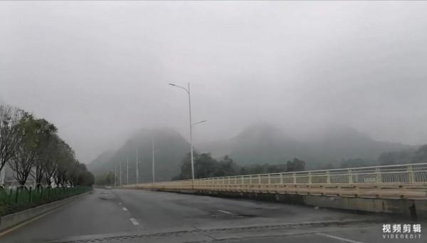 迷人的烏江源百里畫廊被濃霧遮住，我們被勸阻無功而返，無法理解