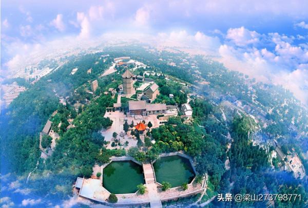 大伾山，大平原上突起的孤峰，寺廟洞閣棋佈，摩崖碑刻林立