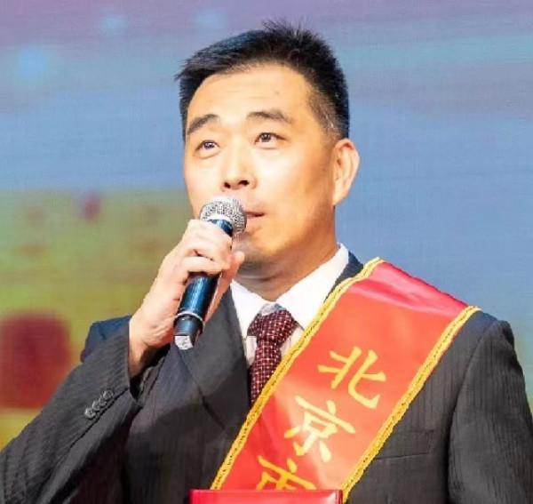 他辦公桌上一直襬放的這張照片，時刻提醒著自己的特殊使命……