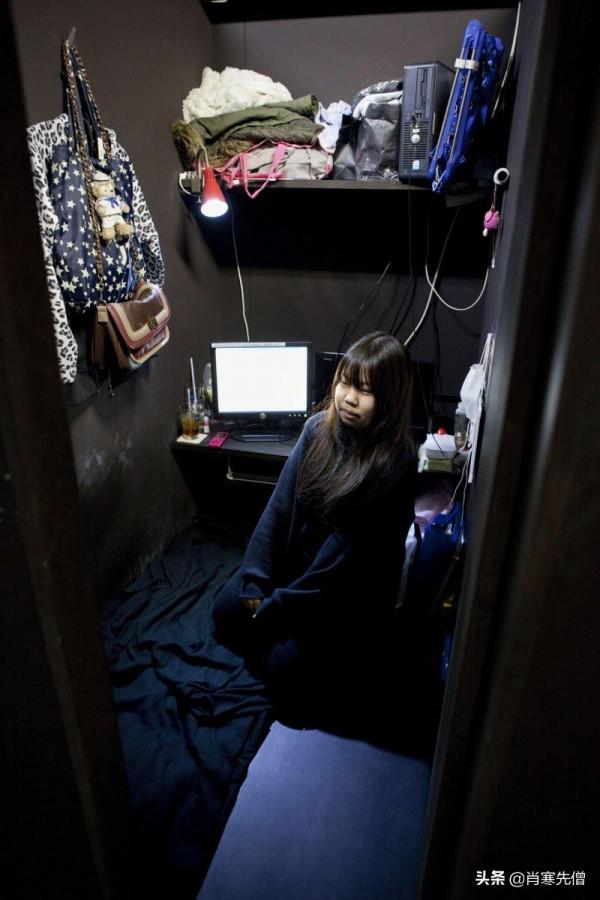 一位29歲的日本白領住在網咖，每月4000元租金，一住就是5年