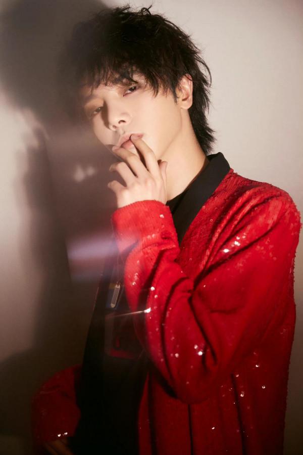 紅色因他而紅，紅詮釋了他的輕狂與愛意張揚，紅與華晨宇絕配