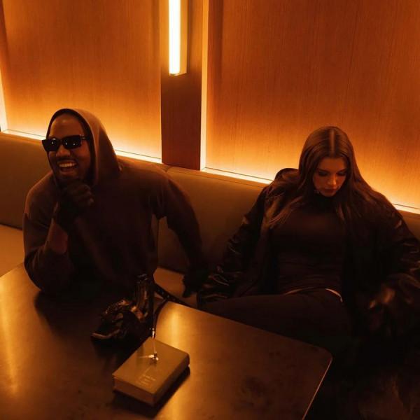 潮流 | YE與Julia約會送一屋子衣服；iPhone 14 Pro據稱為無劉海設計