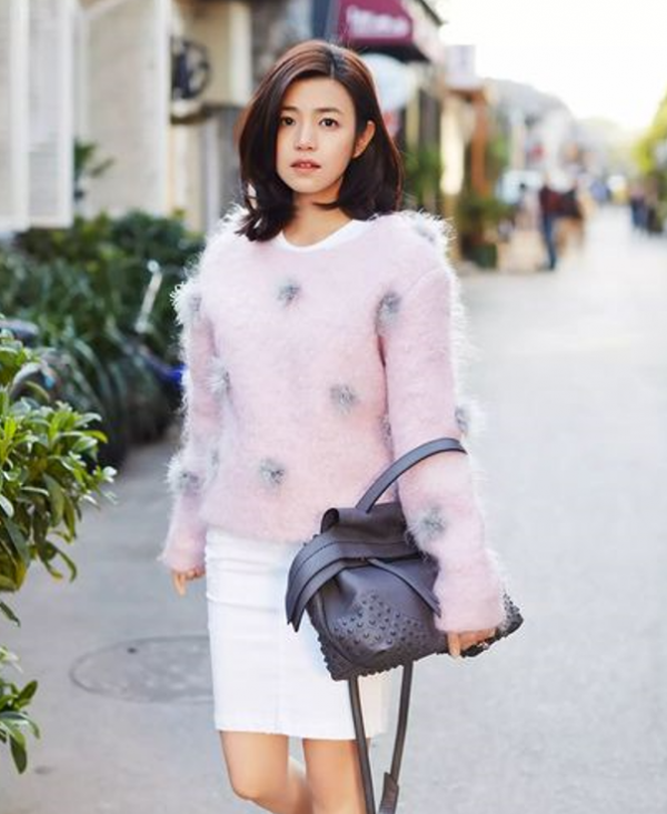 陳妍希無濾鏡自拍挺真實,脖子後的“富貴包”很搶眼,臉圓但腿細 陳妍希無濾鏡自拍挺真實,脖子後的“富貴包”很搶眼,臉圓但腿細