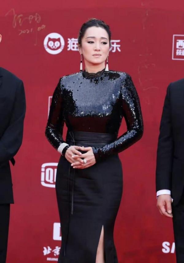 紅毯女王強勢迴歸！鞏俐一襲高腰開叉裙居C位，兩邊男神瞬間遜色