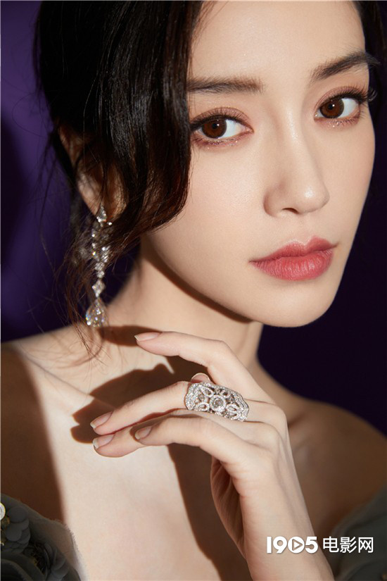 Angelababy楊穎漫影寫真曝光 繁花落影似仙女