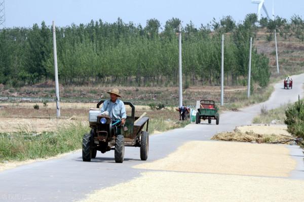 冬季拖拉機啟動困難,農村小夥巧用4個“妙招”,數九寒天也不怕 冬季拖拉機啟動困難,農村小夥巧用4個“妙招”,數九寒天也不怕