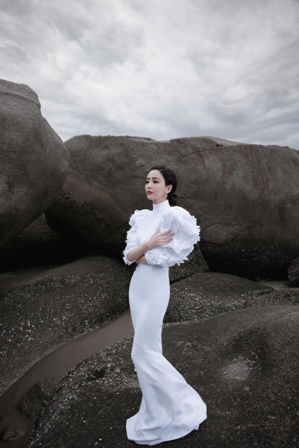 佟麗婭，膚白貌美，優雅綻放