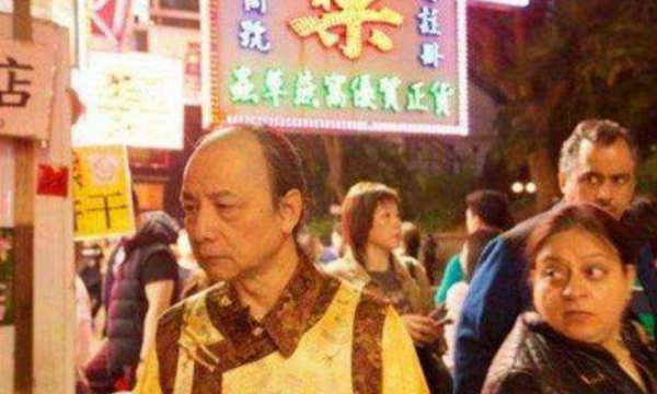 他自稱是多爾袞十世孫，為保留血統拒絕娶漢女，還向國家索要故宮