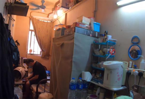 香港54歲大叔住6㎡劏房:蝸居生活大半輩子,夏天太熱得用4臺電扇 香港54歲大叔住6㎡劏房:蝸居生活大半輩子,夏天太熱得用4臺電扇