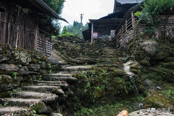 酉陽紅石溪，一座傳統而又美麗的土家山寨，以石頭呈紅色而得名