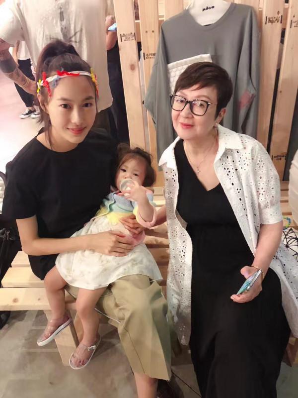 陳冠希母親和孫女溫馨同框,Alaia身高矚目,奶奶染金髮超時髦 陳冠希母親和孫女溫馨同框,Alaia身高矚目,奶奶染金髮超時髦