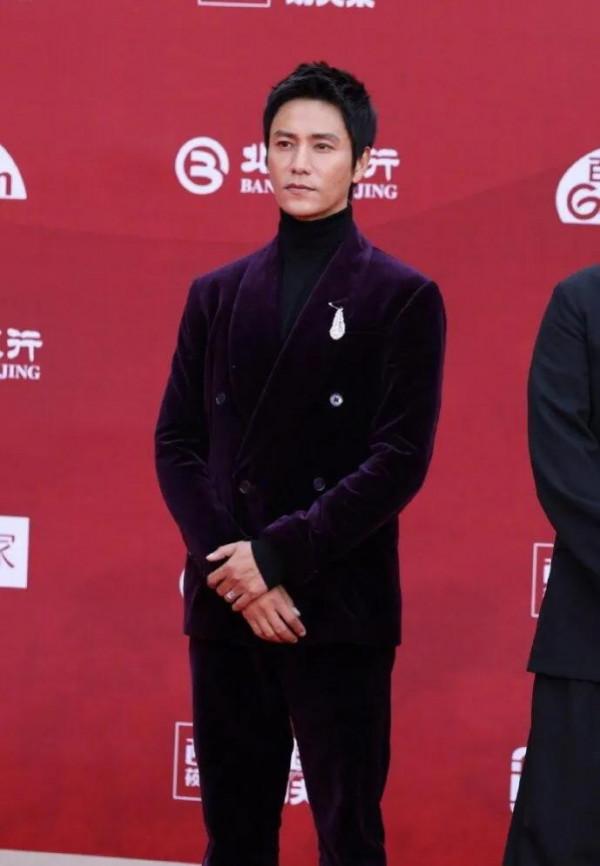 北京電影節開幕紅毯，Angelababy愛心裙，吳京帶大家比贊