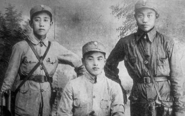 他曾官至正國級，39歲授少將，57歲任中央政治局常委，72歲晉上將