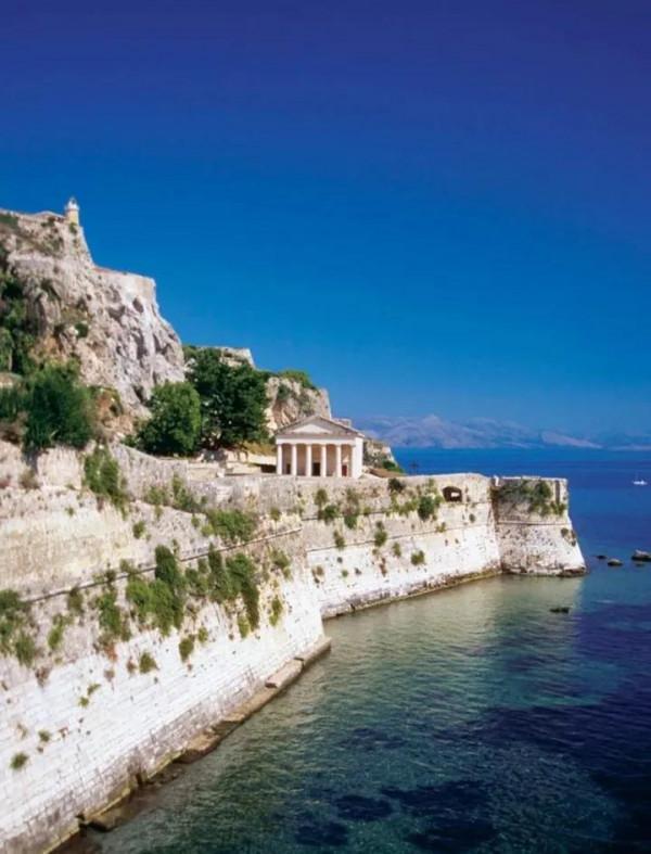 你見過海水、藍天和白雲建造的房子嗎？