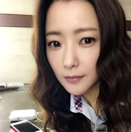 金喜善，唯一能用青花瓷片書法展現的女星名字（1）