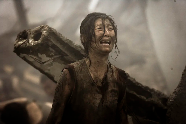 11年後再看《唐山大地震》，我終於明白了徐帆為什麼要救兒子