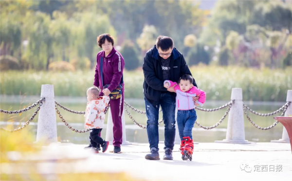 無須遠行！定西湖，人間秋色