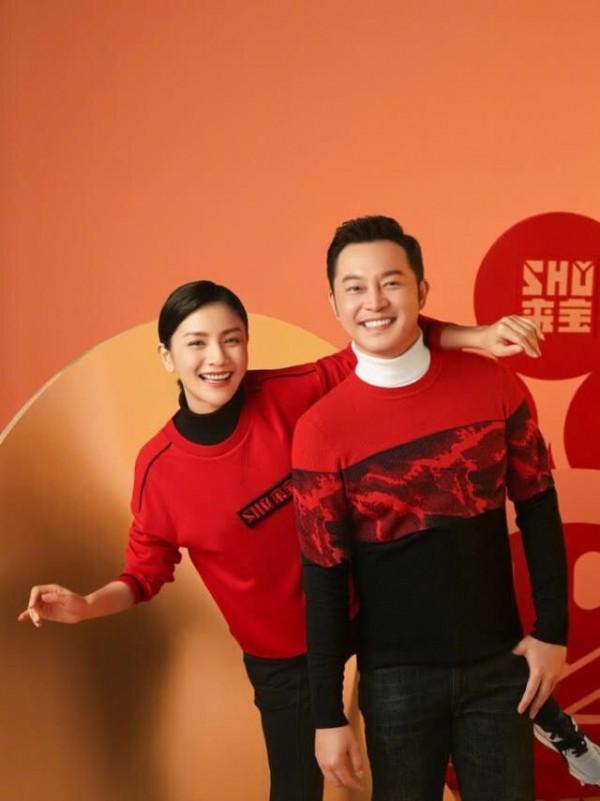 沙溢曬一家人拜年照，戴撒貝南同款虎頭帽好喜慶，倆兒子都是胖墩