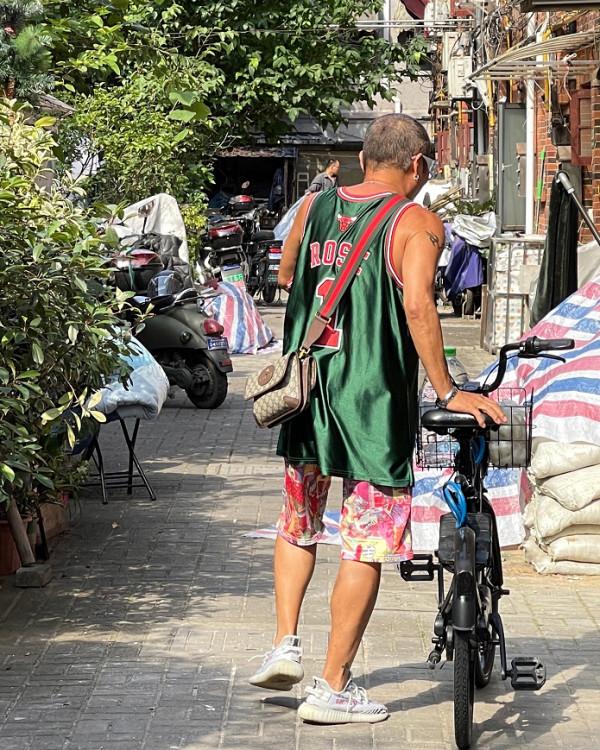 上海大爺愛穿什麼鞋？國貨飛躍回力、日本亞瑟士，比皮鞋香太多