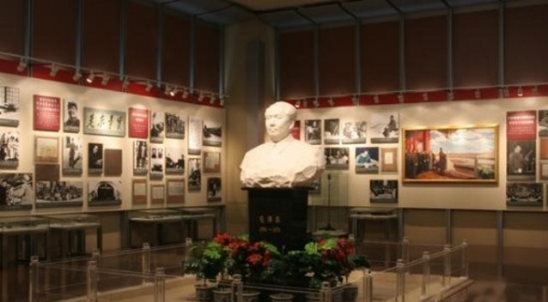 毛主席水晶棺：歷時10個月完成，純度99.9999%，3個工廠合力完成