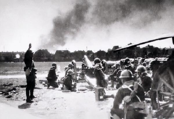 日軍據點難以攻克，營長一籌莫展，老農前來獻計，全殲400日軍