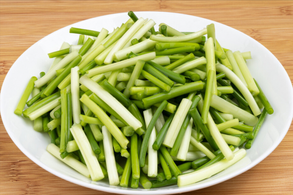 炒蒜薹，直接下鍋是不行的，要想蒜薹翠綠又脆嫩，還得多做1步