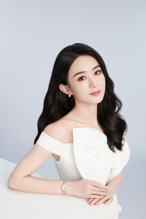 趙麗穎越來越美了，穿純白色露肩裝配微卷長髮，優雅似名媛