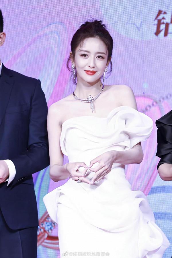 佟麗婭～白色連衣裙輕盈自若，至臻優雅