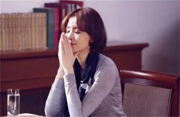 董卿詠梅同框，兩位優雅主持人溫柔了很多人的歲月，依舊驚豔