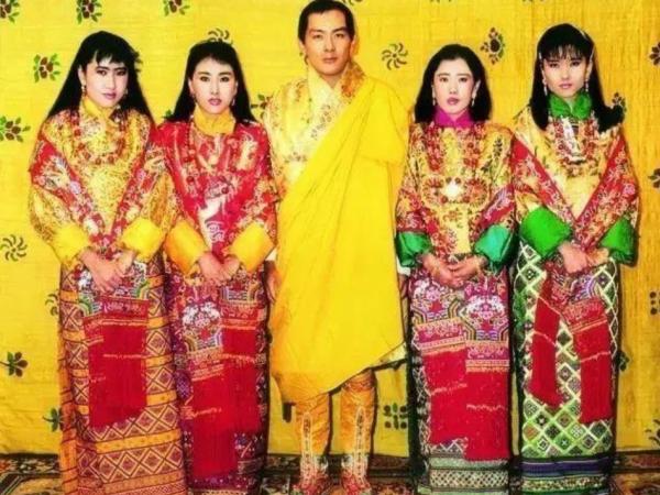 58歲不丹四王母一頭黑髮風韻猶存，在泰國享跪拜禮，佩瑪黯然失色