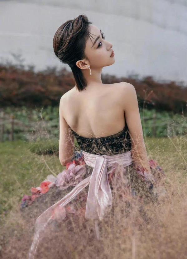 吳謹言高畫質圖片，裙子很好看，人太瘦了