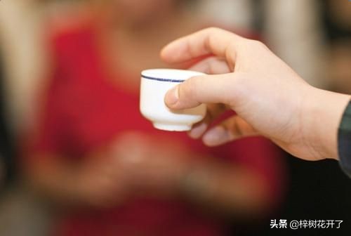 酒桌上別人說“我幹了，您隨意”，怎麼回覆才算高明？