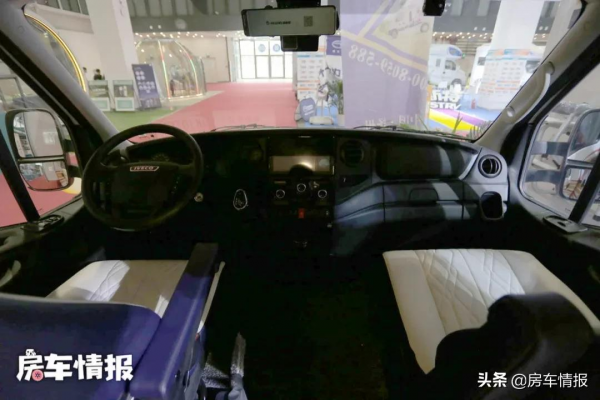 適合一家5口的大空間房車，3.0T動力足，自帶10度電出門玩挺安心