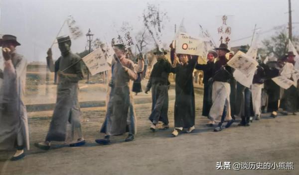 百年前學生何模樣？燕京大學女生穿旗袍打乒乓，四人宿舍有暖氣