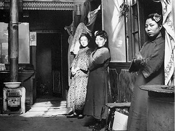 1947年，蔣介石叫來毛人鳳：把海軍上校給槍斃了，竟貪汙10億